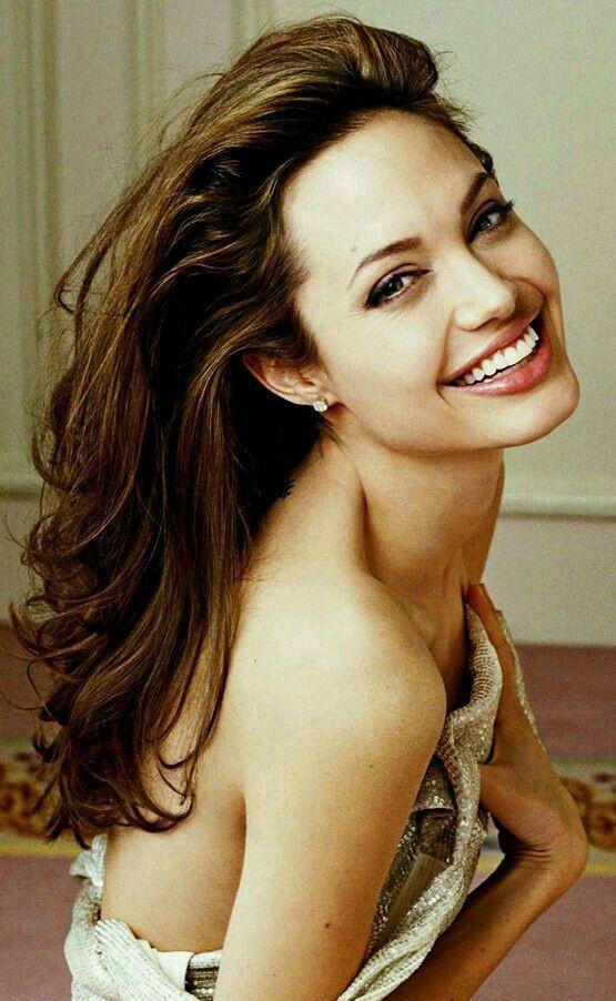 Megan Fox mu Angelina Jolie mi daha güzel?