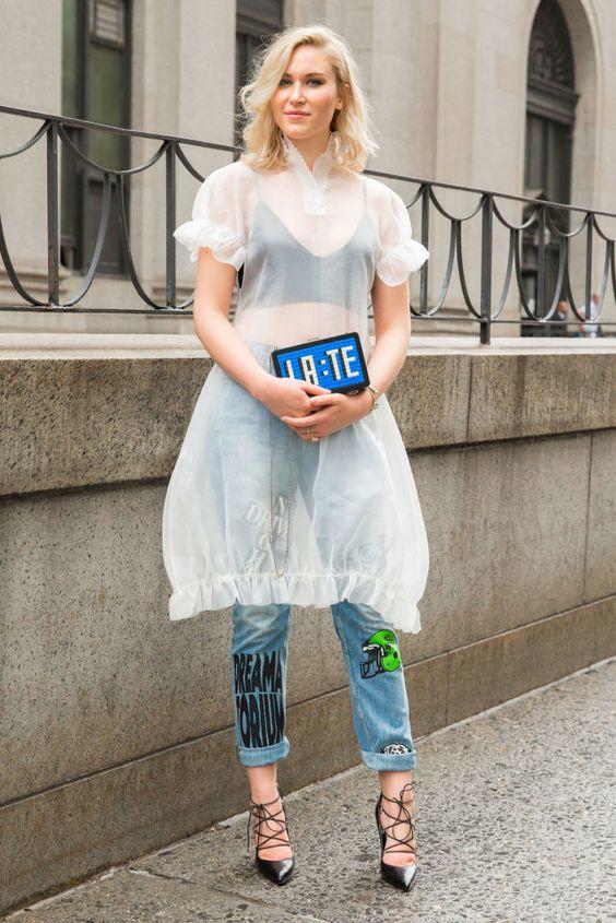 Transparan üstlerin içine sütyen yerine crop-top giymek de modern bir fikir.