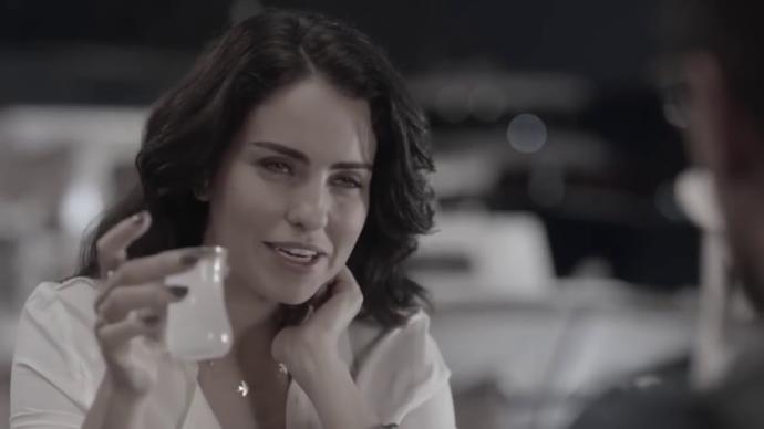 Rakı içen bir kadın...