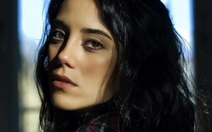 Cansu Dere mi Tuba Büyüküstün mü?