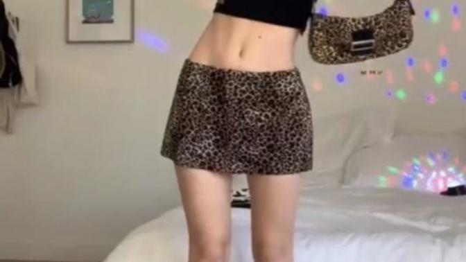 Ayrık bacaklar ve ayrık memeler çok seksi değil mi?