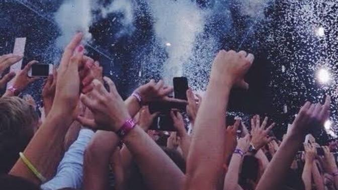 Ölmüş bir sanatçının konserine gitme şansın olsaydı bu hangisi olurdu?