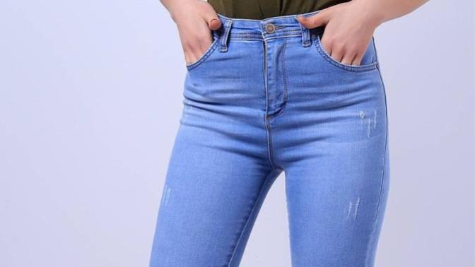 Mavi kot pantolon kadınları olduğundan daha mı zayıf gösteriyor?