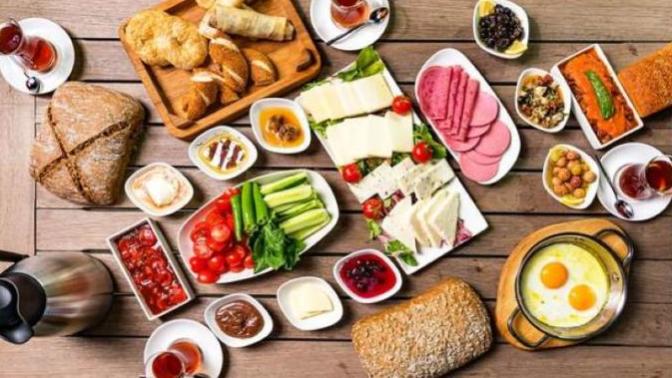 Sahur hazırlayan kadın seni seviyorum demese de olur mu?