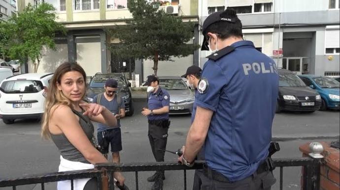 Annem medya danışmanı, senin peşini bırakmayacağım! diyerek haber muhabirini tehdit eden kadın hakkında neler düşünüyorsunuz?