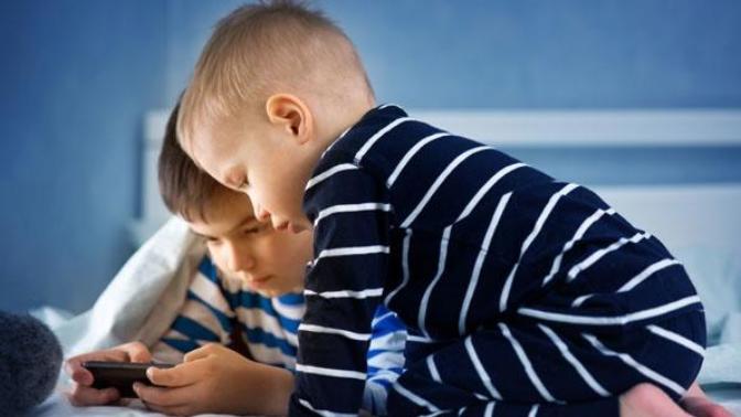 Ebeveynler çocuklarına kaç yaşındayken telefon almalı, neden?