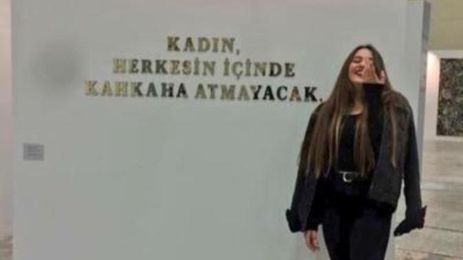 Kadın herkesin içinde kahkaha atmayacak sözü hakkında ne düşünüyorsunuz?