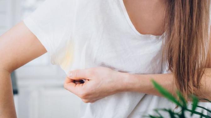 Giysilerdeki deodorant lekelerinden kurtulmanın en kolay yolu nedir?