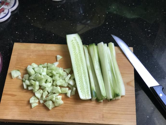 Cacık sarımsaklı mı olur, sarımsaksız mı?