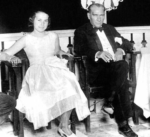 Atatürk Fethi Okyar kızı Nermin kırdar ile birlikte