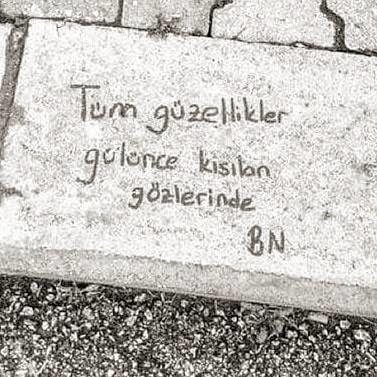 Gülünce gözlerin kısılması?