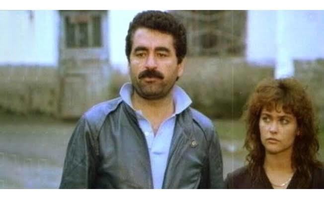 Hülya Avşar’ın gençliği sizce de çok güzel değil mi✨✨?