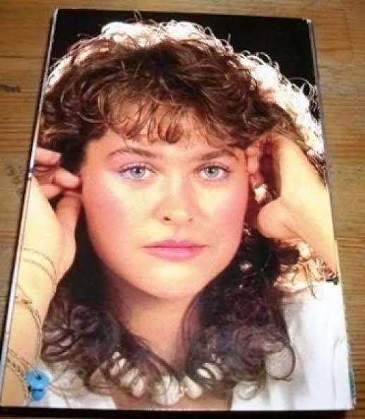 Hülya Avşar’ın gençliği sizce de çok güzel değil mi✨✨?