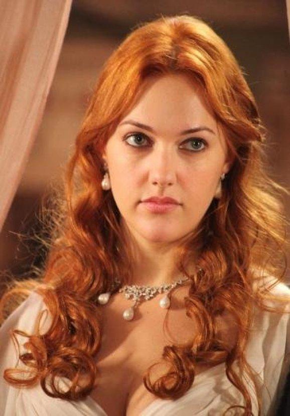Zaten çok güzel olan bir kadın neden bir sürü estetik yaptırır?