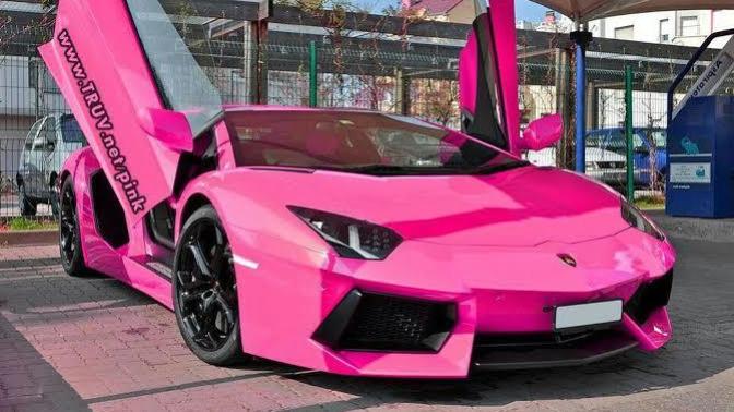 Arabasının rengi pembe olan bir erkek hakkında ne düşünürsün?