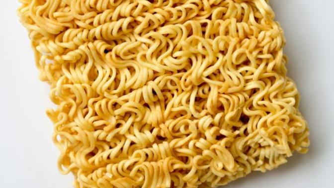 Noodle içindeki pul biberin yanındaki baharat nedir bilen var mı?