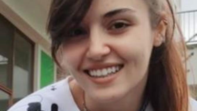 Makyajsız hangisi güzel? Fahriye Evcen mi, Hande Erçel mi?