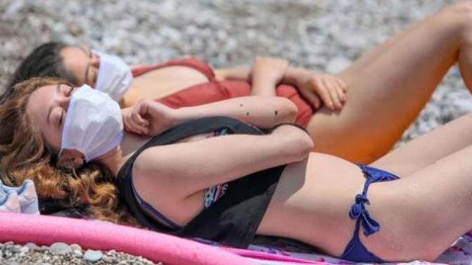 Yok artık; Antalya'da tatilciler maskeyle güneşlendi. Tatili böyle geçirmek mantıklı mı?