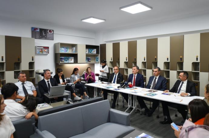 Ben okul müdürüyüm babam öğretmen. Babamın tayini benim okuluma çıkmış. Ne yapmam lazım?