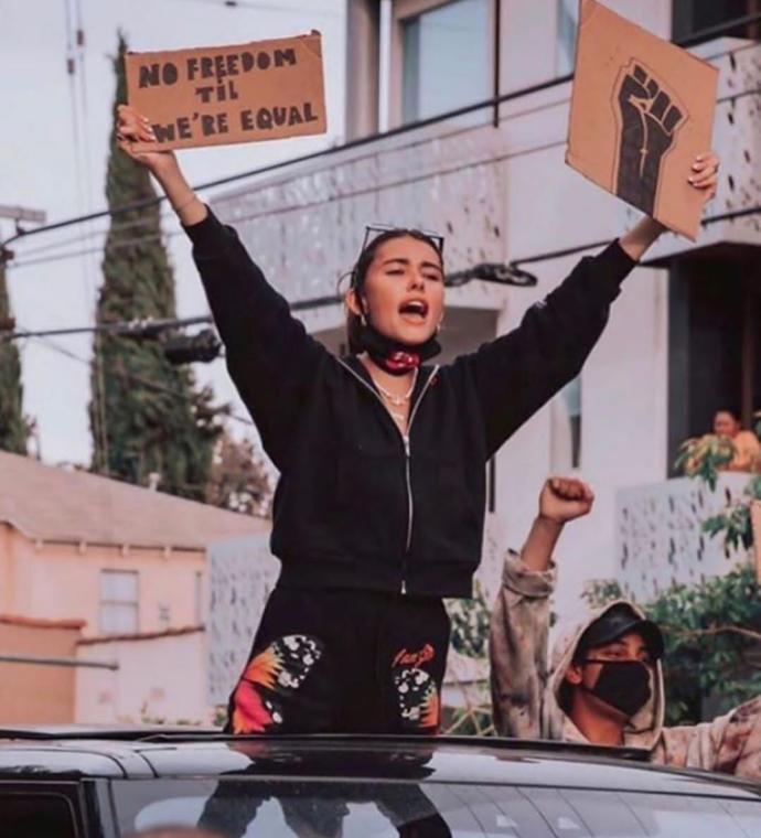 Madison Beer, protestolar sırasında fotoğraflarının çekilmesi için fotoğrafçı tuttu. Ne düşünüyorsunuz?