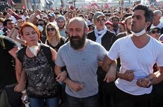 Madison Beer, protestolar sırasında fotoğraflarının çekilmesi için fotoğrafçı tuttu. Ne düşünüyorsunuz?