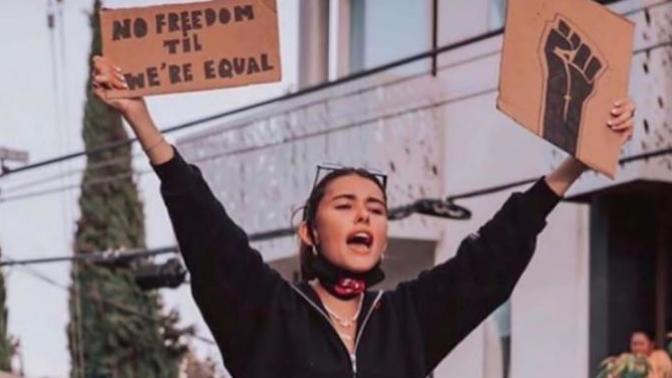 Madison Beer, protestolar sırasında fotoğraflarının çekilmesi için fotoğrafçı tuttu. Ne düşünüyorsunuz?
