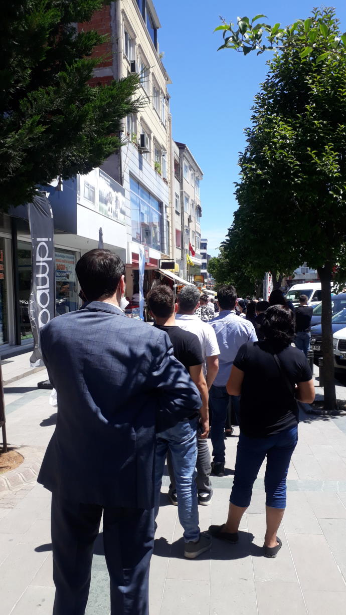 Para çekmek adına sosyal mesafelerin hiçe sayıldığı bir kuyruğa dahil olur musunuz?