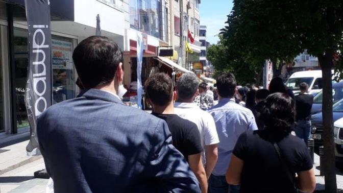 Para çekmek adına sosyal mesafelerin hiçe sayıldığı bir kuyruğa dahil olur musunuz?