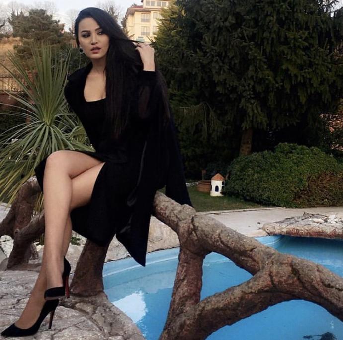 Emel Özkızıltaşı nasıl buluyorsunuz?