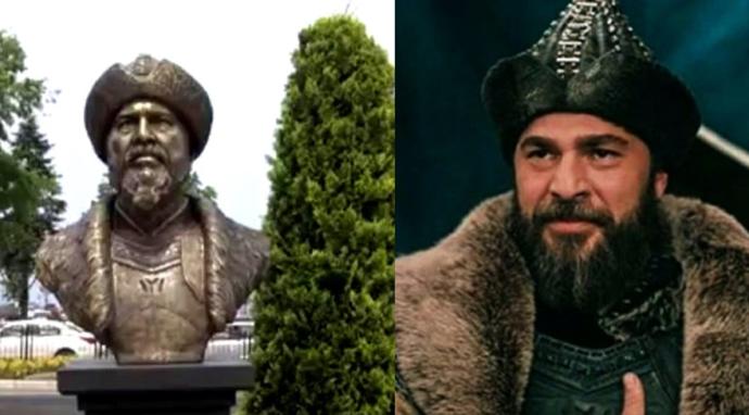 Meydana dikilen Ertuğrul Gazi heykeli ve Engin Altan Düzyatan. (FOTO: SÖZCÜ