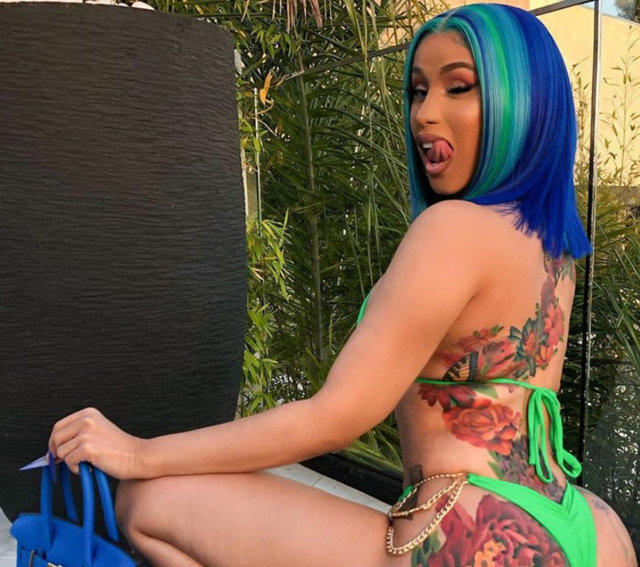 İnstagram alevleniyor! Cardi B yaptığı dövme paylaşımlarıyla ilgi odağı oldu. Kadınlarda dövme seksi duruyor mu sizce?