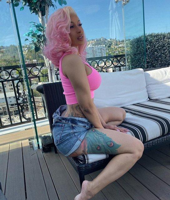 İnstagram alevleniyor! Cardi B yaptığı dövme paylaşımlarıyla ilgi odağı oldu. Kadınlarda dövme seksi duruyor mu sizce?