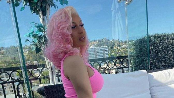 İnstagram alevleniyor! Cardi B yaptığı dövme paylaşımlarıyla ilgi odağı oldu. Kadınlarda dövme seksi duruyor mu sizce?