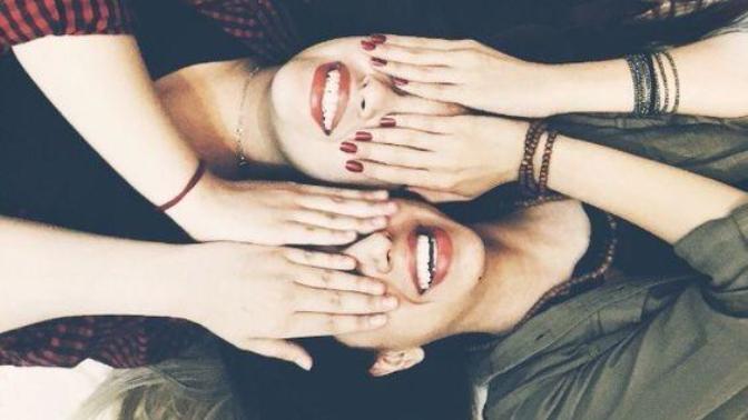 İki kişi konuşurken üçüncüye ne düşer?