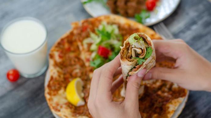 Lahmacunun yanında ayran mı, cola mı içersin?