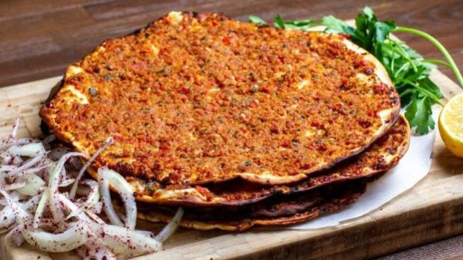 Lahmacunun yanında ayran mı, kola mı içersin?