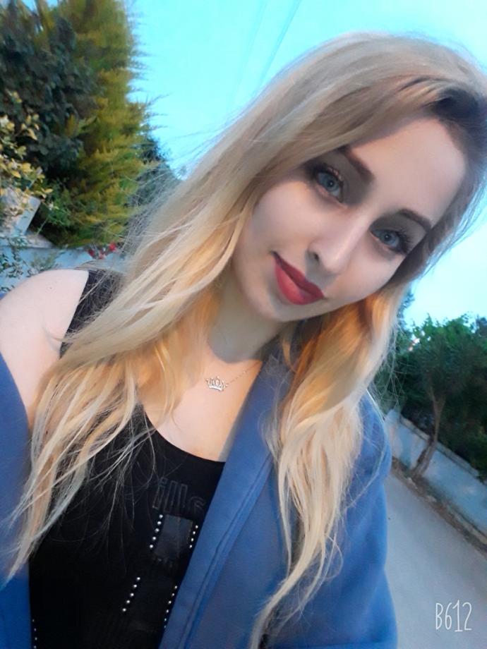 8 yıldır sarı saçlıyım. Sıcak alt tonlu beyaz tenim var ve gözlerim mavi. Saçlarımı siyaha boyasam yakışır mı?