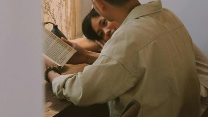 Her gece kitap okuyarak uyutan bir eş hayal midir?