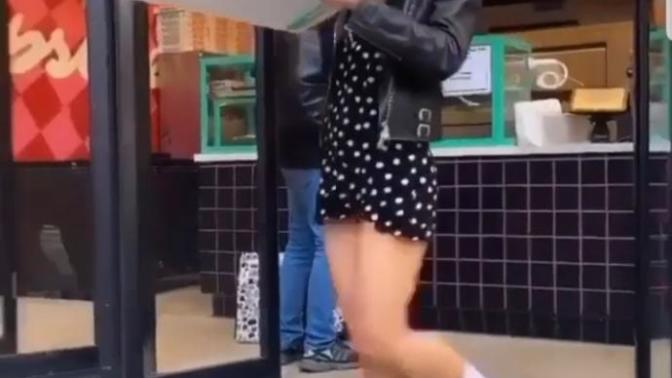 Görsellerdeki etek kaldırma şakası size yapılsa?