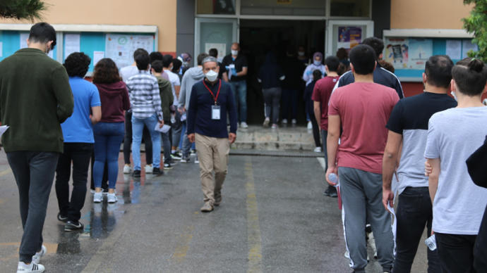 MSÜ sınavında fenalaşan öğrencinin Covid-19 testi pozitif çıktı, salondaki tüm öğrenciler karantinaya alındı! Ne düşünüyorsunuz?