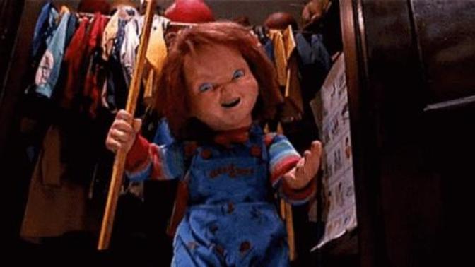 Gece yarısı birden dolaptan Chucky bebek çıksa ne yapardınız?