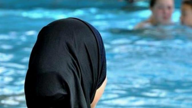 Haşema ile havuza girilmesine izin vermeyen site yönetimine TİHEK ceza verdi. Kararı nasıl buldunuz?