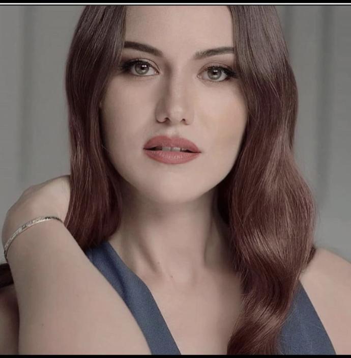 Fahriye Evcen’e kullandığı saç renklerinden en çok yakışan hangisi sizce?