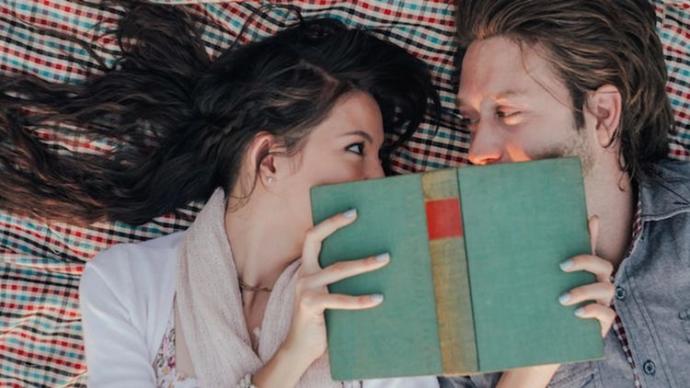 Sizce aynı kitapta, aynı cümlelerin altını çizmek mi daha romantiktir yoksa aynı şarkıları dinlemek mi?