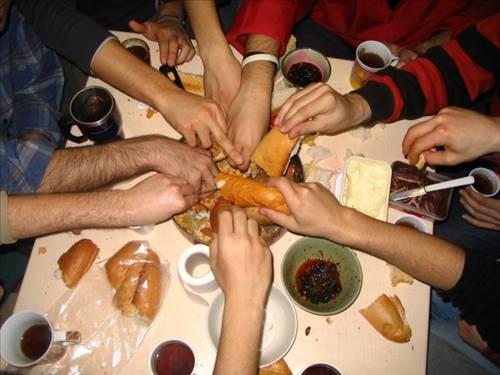 Arkadaşınızla aynı tabaktan yemek yer misiniz?