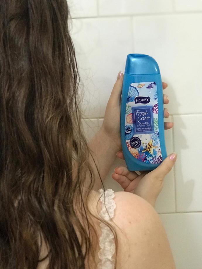 Kalıcı kokusu olan ve cildimi nemlendirebilen duş jeli önerir misiniz?