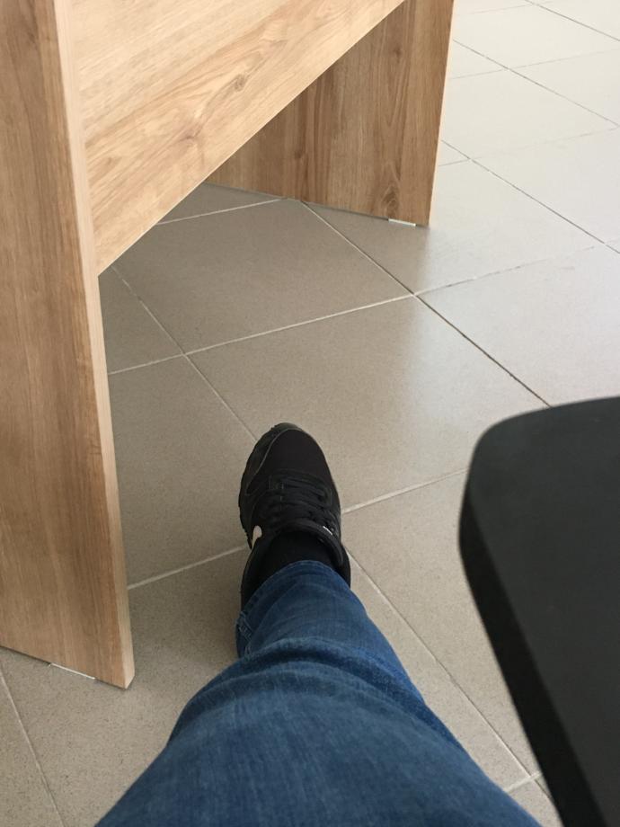 Yayılarak oturmak saygısızlık mıdır?