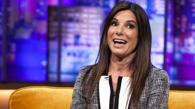 Sandra Bullock genç kalmak için yüzüne çocuk derisi enjekte ettirdiğini söyledi. Güzellik için herşey yapılır mı?