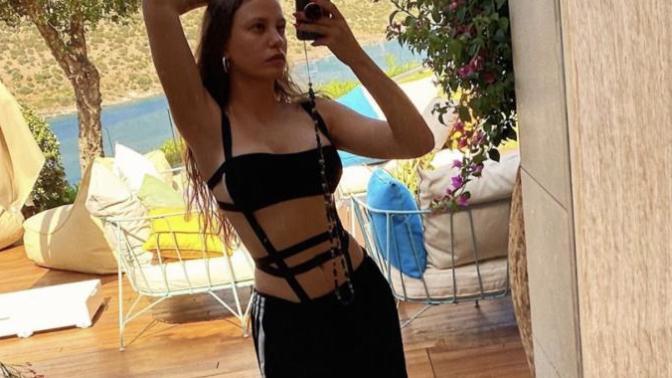 Demet Özdemir mi daha güzel Serenay Sarıkaya mı?