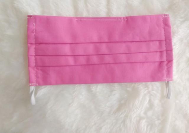 Pembe maske takan kız?